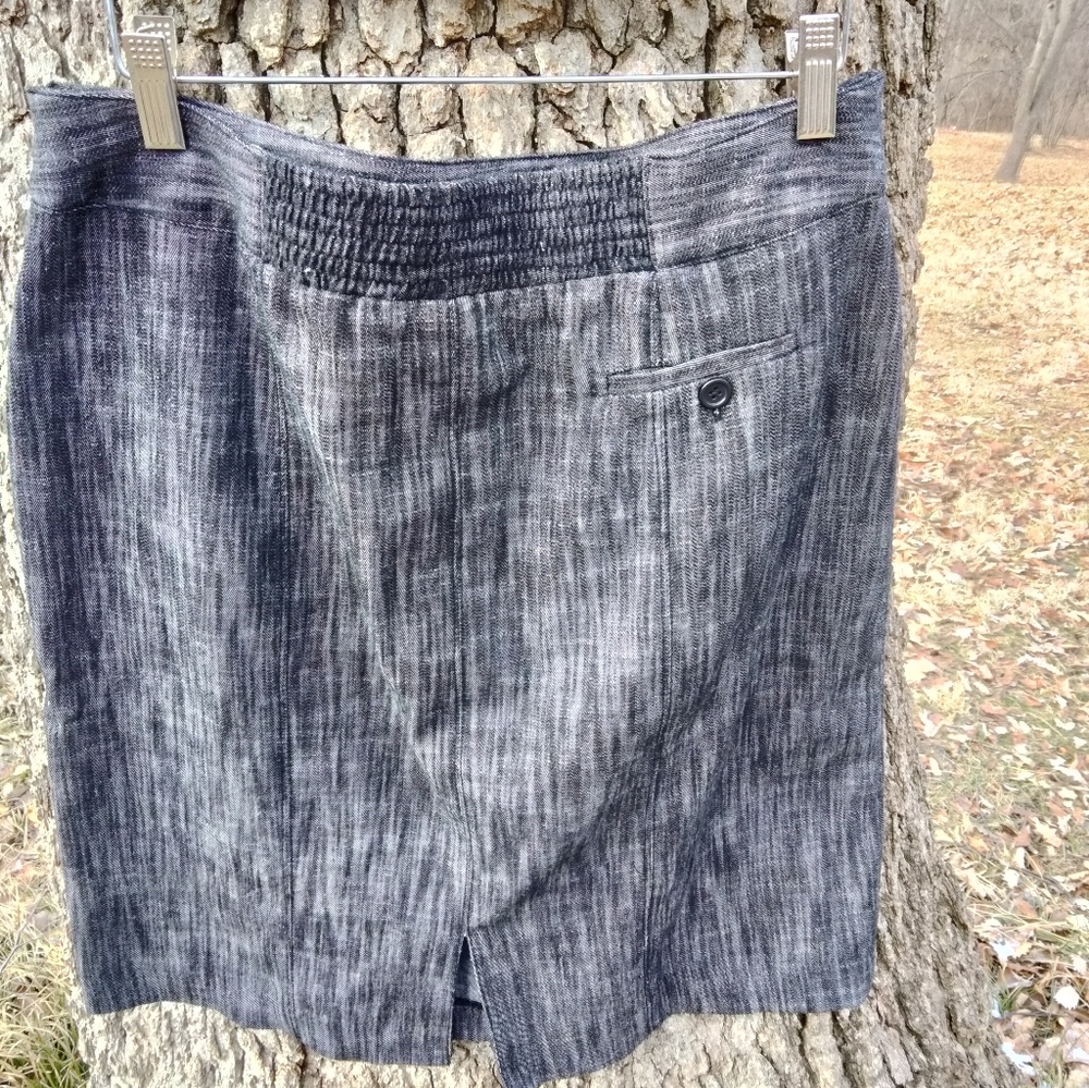 ⬇️ Price Drop!⬇️Larry Levine Stretch Skirt in size 10 - Picture 2 of 4